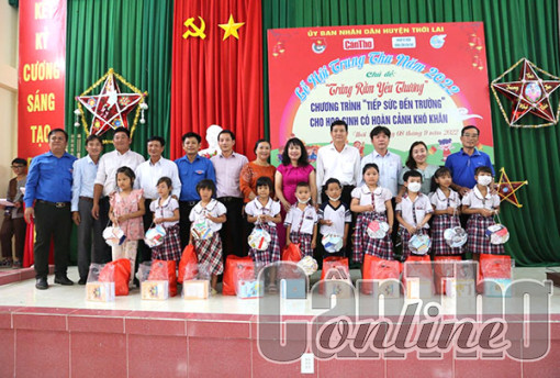 Báo Cần Thơ trao 20 suất học bổng và dụng cụ học tập