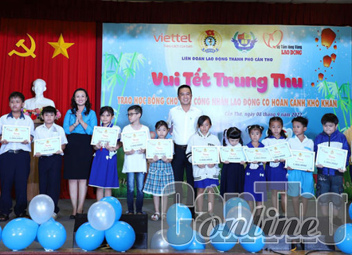 LĐLĐ TP Cần Thơ tặng 30 suất học bổng, 200 phần quà Trung thu cho con công nhân lao động có hoàn cảnh khó khăn