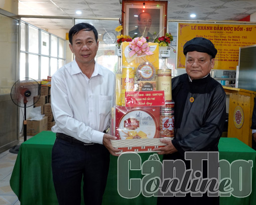 Thăm các Hội quán nhân kỷ niệm 64 năm Ngày viên tịch của Đức Tông sư Minh Trí