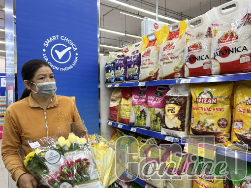 Dùng gạo đóng túi cho bữa ăn