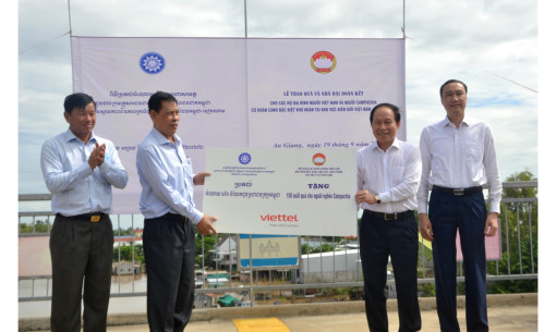 Trao nhà đại đoàn kết và quà cho hộ đặc biệt khó khăn khu vực biên giới