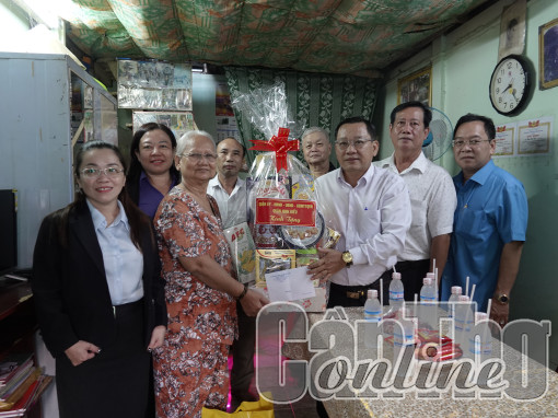 Tặng quà đồng bào dân tộc Khmer nhân Lễ Sene-Dolta