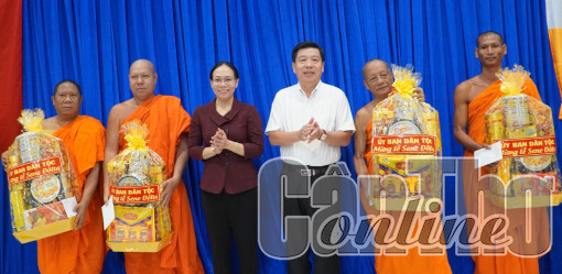 Tặng quà, chúc mừng quý sư sãi và đồng bào Khmer nhân dịp lễ Sene Đôlta