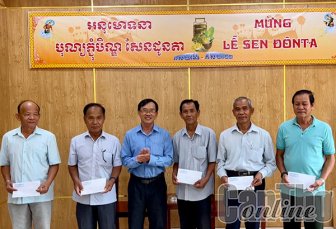 Ban Dân tộc TP Cần Thơ thăm, chúc mừng Lễ Sene-Dolta của đồng bào dân tộc Khmer
