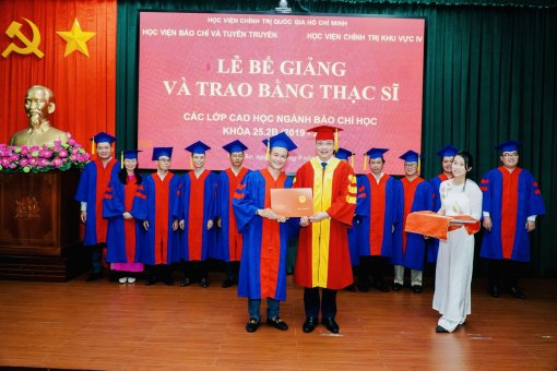 Trao bằng tốt nghiệp cho 31 thạc sĩ báo chí