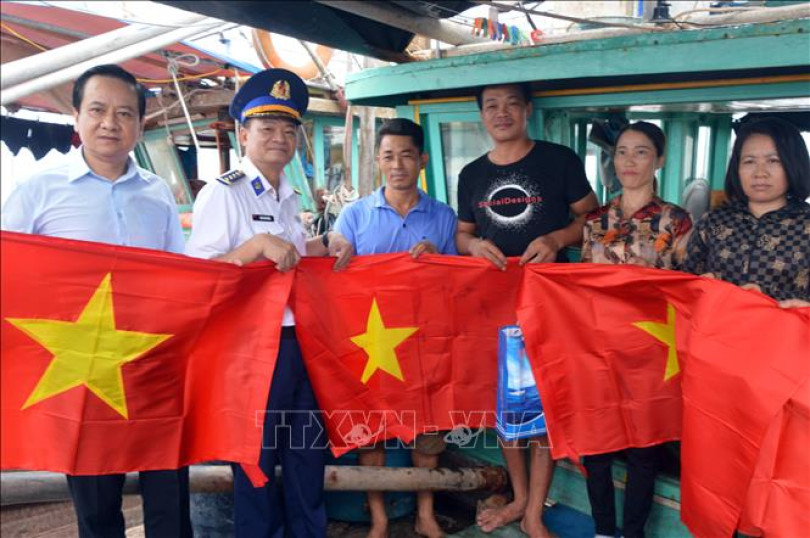 Cảnh sát biển Việt Nam xây dựng thế trận lòng dân trên biển