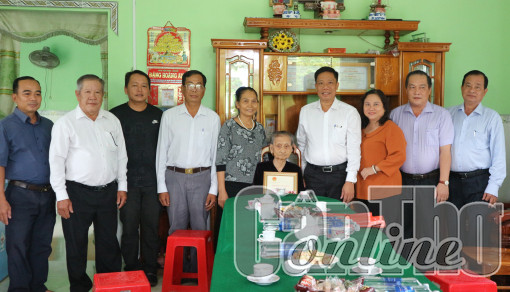 Tặng quà, mừng thọ người cao tuổi