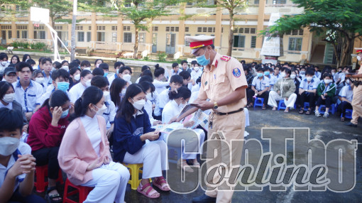 Trang bị kiến thức pháp luật về trật tự an toàn giao thông cho học sinh