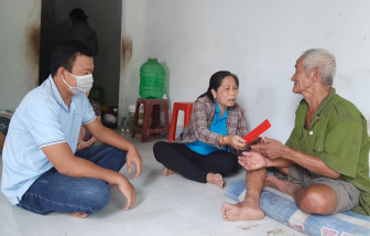 Giúp đỡ người cao tuổi khó khăn, đau yếu ở huyện Thới Lai