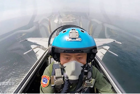 Trung Quốc “khát” phi công cho chiến đấu cơ tàu sân bay