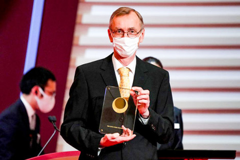 Nobel Y sinh 2022 về tay nhà khoa học Thụy Ðiển