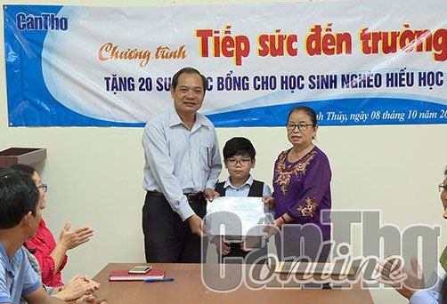 Trao tặng 20 suất học bổng từ chương trình "Tiếp sức đến trường" của Báo Cần Thơ