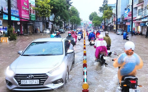 Triều cường tiếp tục lên cao vượt báo động III trong những ngày tới