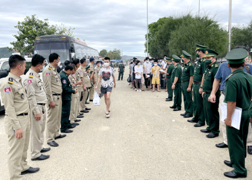 ទទួល​ពល​រដ្ឋ​វៀត​ណាម​ ៤៤ នាក់​ ពីប្រ​ទេស​កម្ពុជា​