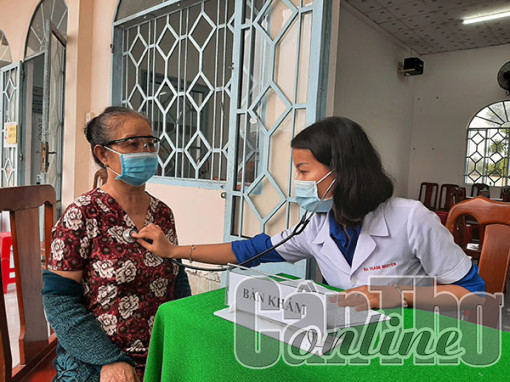 Khám chữa bệnh, cấp thuốc miễn phí và tặng quà cho người dân huyện Thới Lai