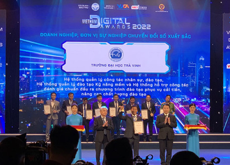 Trường Đại học Trà Vinh đạt giải thưởng chuyển đổi số Việt Nam 2022
