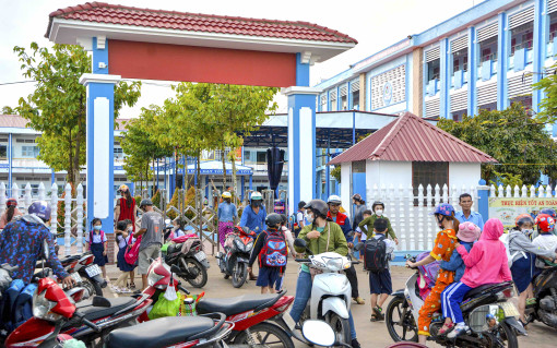 Cà Mau: Một trường tiểu học phải trả lại tiền thu ngoài quy định cho phụ huynh