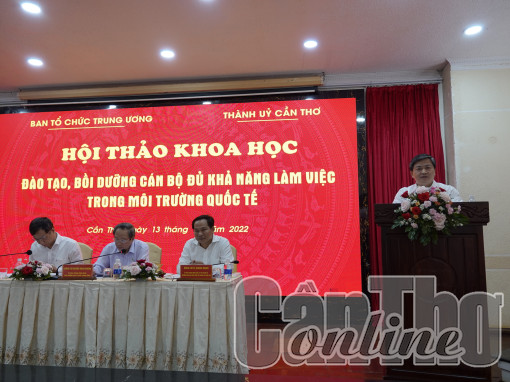 Đào tạo, bồi dưỡng cán bộ đủ khả năng làm việc trong môi trường quốc tế