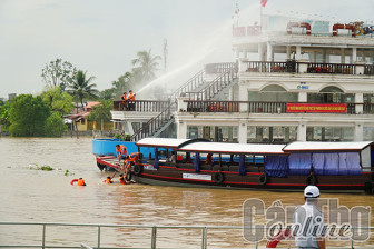 Thực tập phương án chữa cháy tại Du thuyền Ninh Kiều Thực tập phương án chữa cháy tại Du thuyền Ninh Kiều