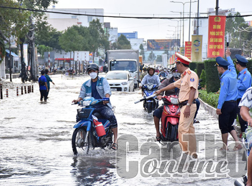 Tham gia điều tiết, phân luồng, hướng dẫn giao thông khi triều cường dâng cao
