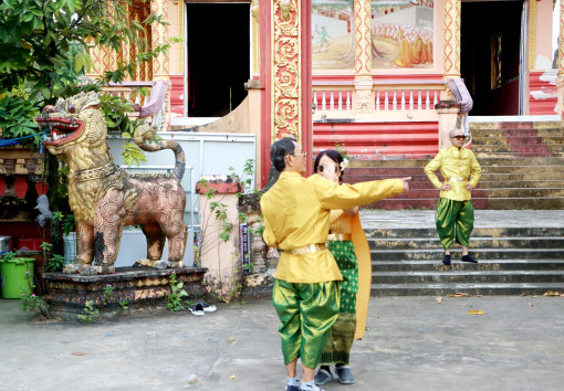 រួម​ចំ​ណែ​ក​អភិរក្ស​សម្លៀក​បំពាក់​ខ្មែរ​