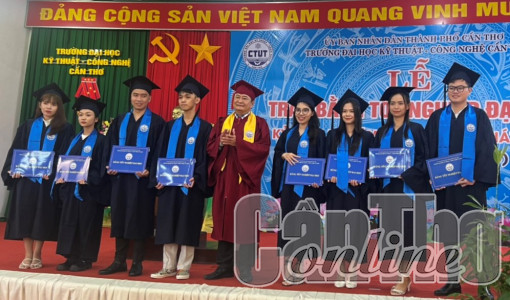 Trường Đại học Kỹ thuật - Công nghệ Cần Thơ trao bằng tốt nghiệp cho 843 sinh viên