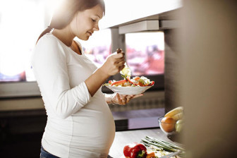Mẹ bầu ăn thực phẩm làm tăng cholesterol có hại cho tim của con