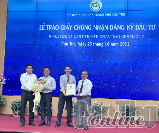 Trao giấy chứng nhận đăng ký đầu tư dự án khu công nghiệp Vĩnh Thạnh (giai đoạn 1)