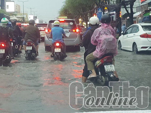 Triều cường xuống dần nhưng vẫn ở mức cao, vượt báo động III