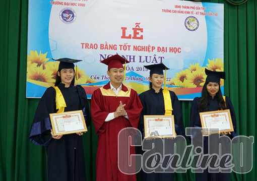 Trường Cao đẳng Kinh tế - Kỹ thuật Cần Thơ trao bằng tốt nghiệp cho 51 tân cử nhân Luật