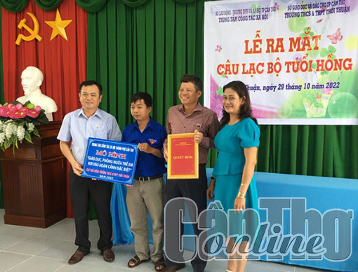 Ra mắt Câu lạc bộ Tuổi hồng Trường THCS&THPT Thới Thuận