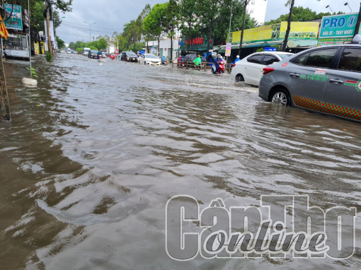 Triều cường đi qua, nhiều tuyến đường hư hỏng nặng