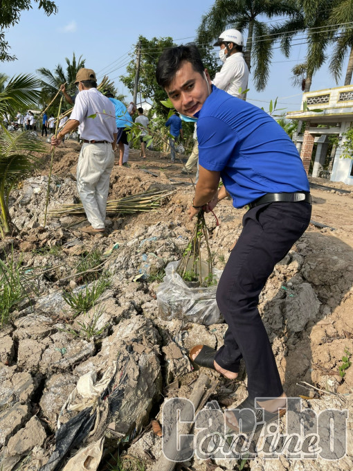 Xung kích xây dựng quê hương