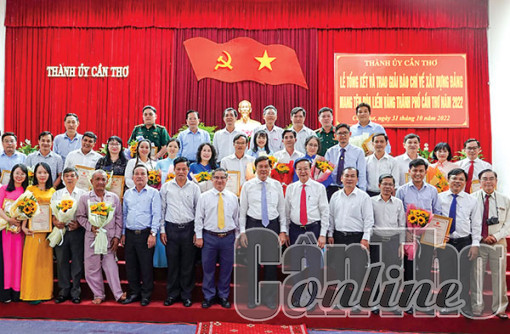 Trao 55 Giải báo chí về xây dựng Ðảng mang tên Búa liềm vàng TP Cần Thơ năm 2022