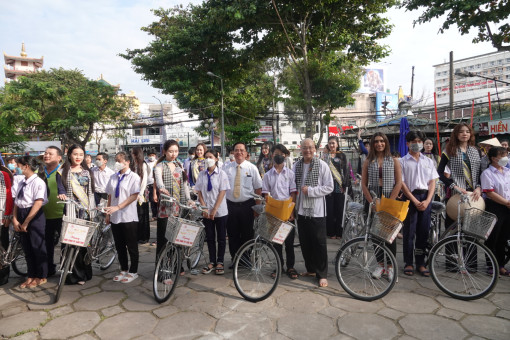 Trao xe đạp cho học sinh vượt khó tại TP Cần Thơ