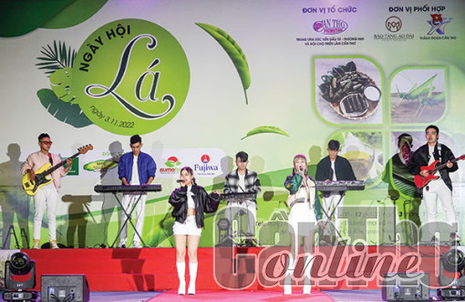 Biểu diễn văn nghệ phục vụ khách tham quan hội chợ