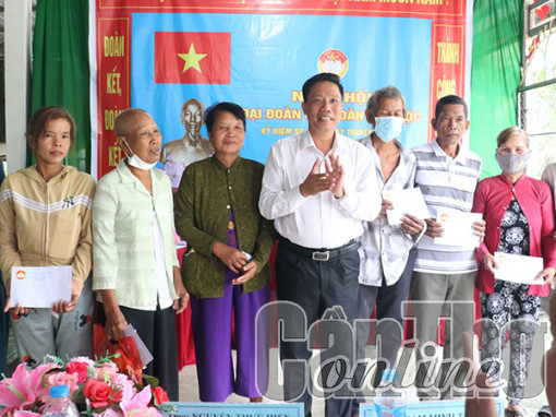 Ngày hội Ðại đoàn kết toàn dân tộc ở ấp Thới Trường 1, xã Thới Xuân, huyện Cờ Ðỏ