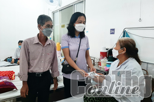 Tặng 100 phần quà cho bệnh nhân ung thư