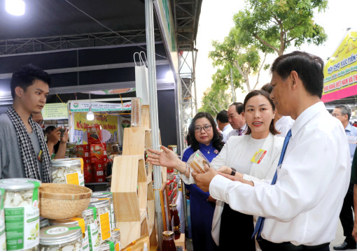 ភាព​អឹុក​អធឹក​នៃ​ទិវា​បុណ្យ​វប្ប​ធម៌​ កីឡា​ និង​ទេស​ចរណ៍​ជន​ជាតិ​ខ្មែរ​ណាម​បូ​ លើក​ទី៨