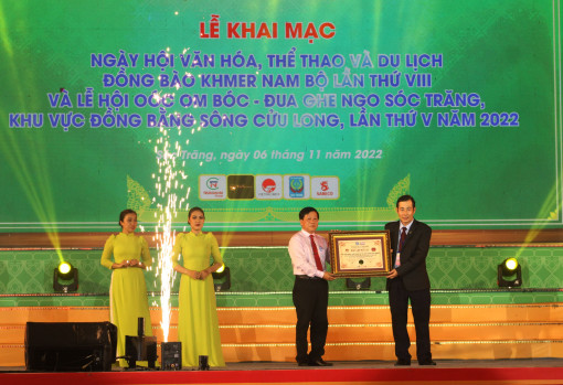 “Bảo tồn, phát huy bản sắc văn hóa đồng bào khmer Nam Bộ; bình đẳng đoàn kết, hội nhập và phát triển”