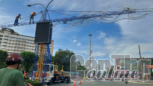 Thực hiện Đường đèn nghệ thuật “Cần Thơ mừng Xuân mới”