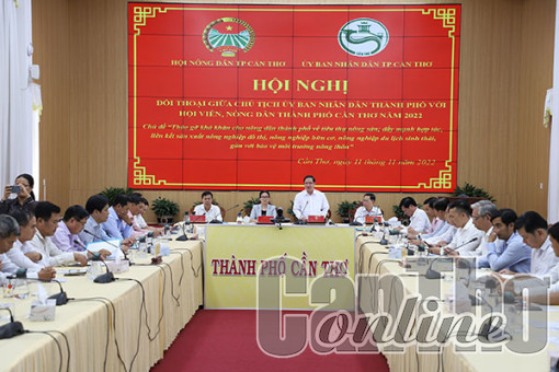 Chủ tịch UBND thành phố đối thoại với nông dân