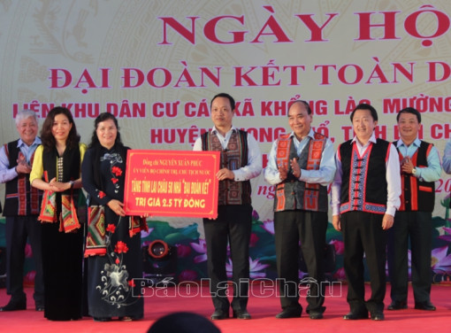 Chủ tịch nước Nguyễn Xuân Phúc dự Ngày hội Đại đoàn kết tại huyện Phong Thổ