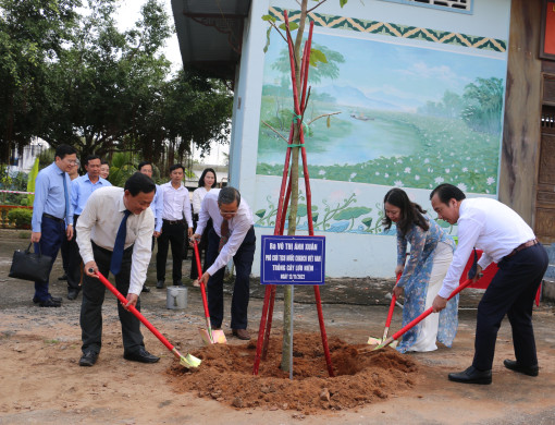 Phó Chủ tịch nước Võ Thị Ánh Xuân dự Ngày hội Đại đoàn kết toàn dân tộc tại An Giang