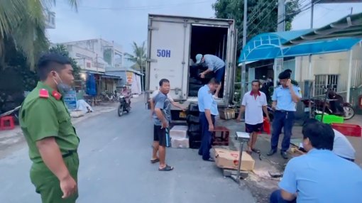 An Giang: Bắt xe tải chở gần 8 tấn thịt bò, thịt trâu đông lạnh nghi nhập lậu