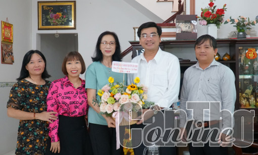 Lãnh đạo Sở Giáo dục và Đào tạo thành phố thăm nhà giáo về hưu