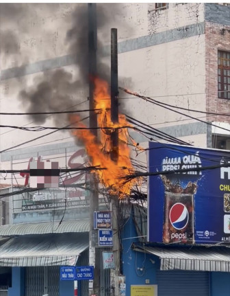 Dập tắt kịp thời vụ cháy trên cột điện