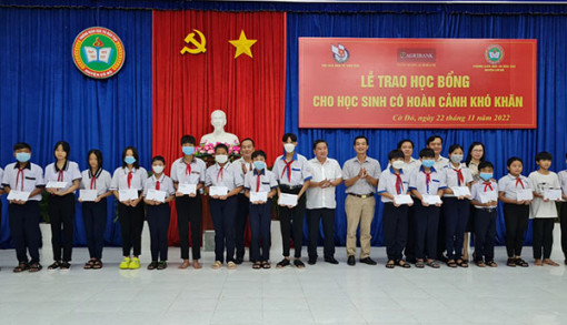 Trao tặng học bổng cho 100 học sinh có hoàn cảnh khó khăn ở huyện Cờ Đỏ