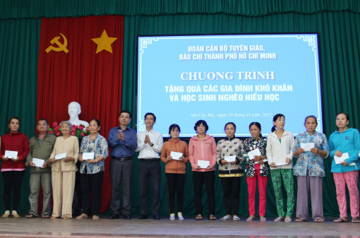 Niềm vui của các gia đình chính sách và học sinh nghèo hiếu học tại Mỏ Cày Bắc