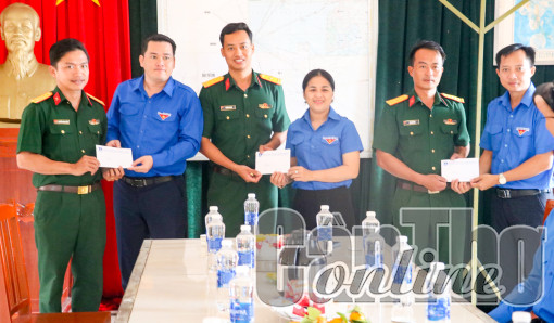 Thăm hỏi, động viên cán bộ, chiến sĩ đang thực hiện nhiệm vụ trên đảo Thổ Chu